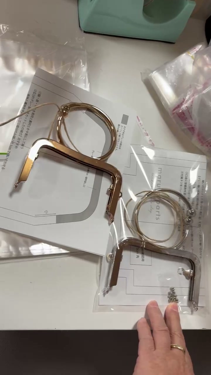 口金とネジをそろえる