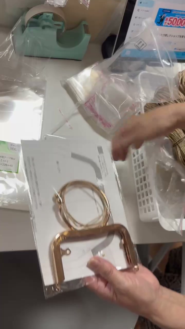 完成品をカゴにしまう