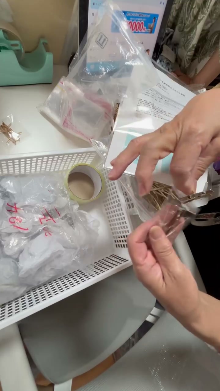 金具を検品する